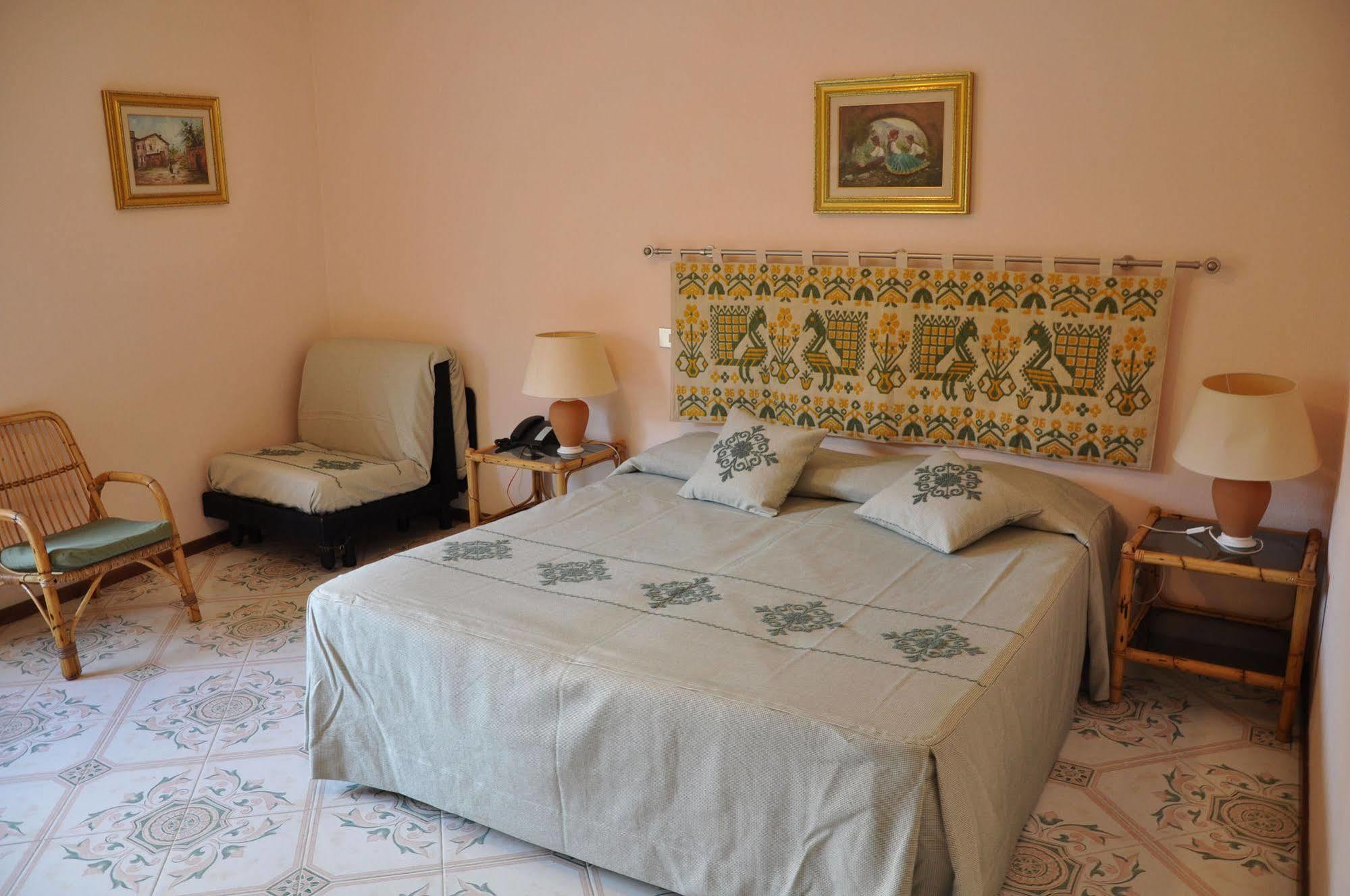 Hotel L'Oasi กาลาโกโนเน ภายนอก รูปภาพ